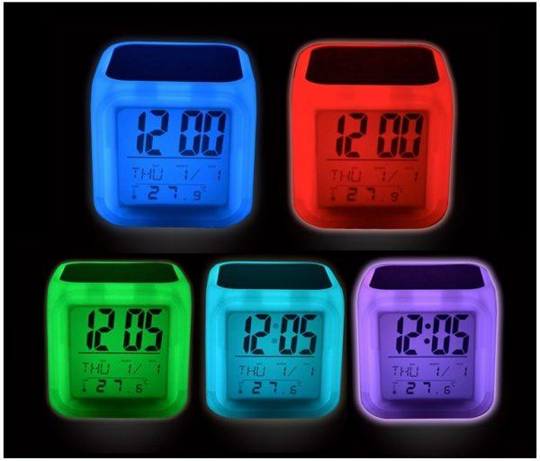 Reloj despertador con luz de colores