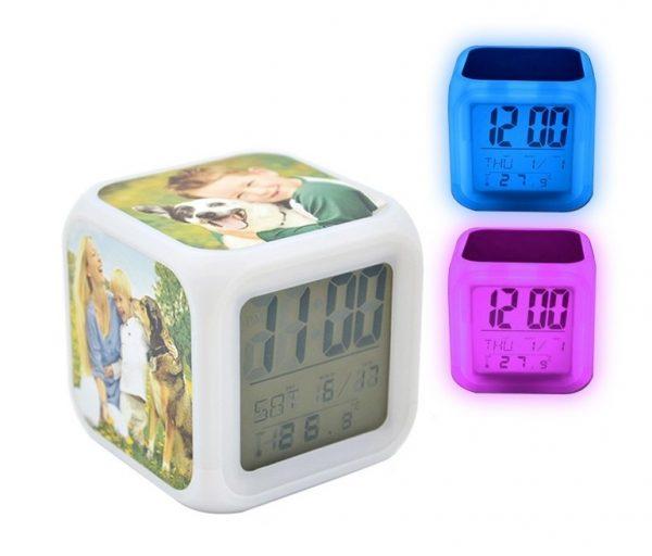Reloj despertador con luz de colores personalizable