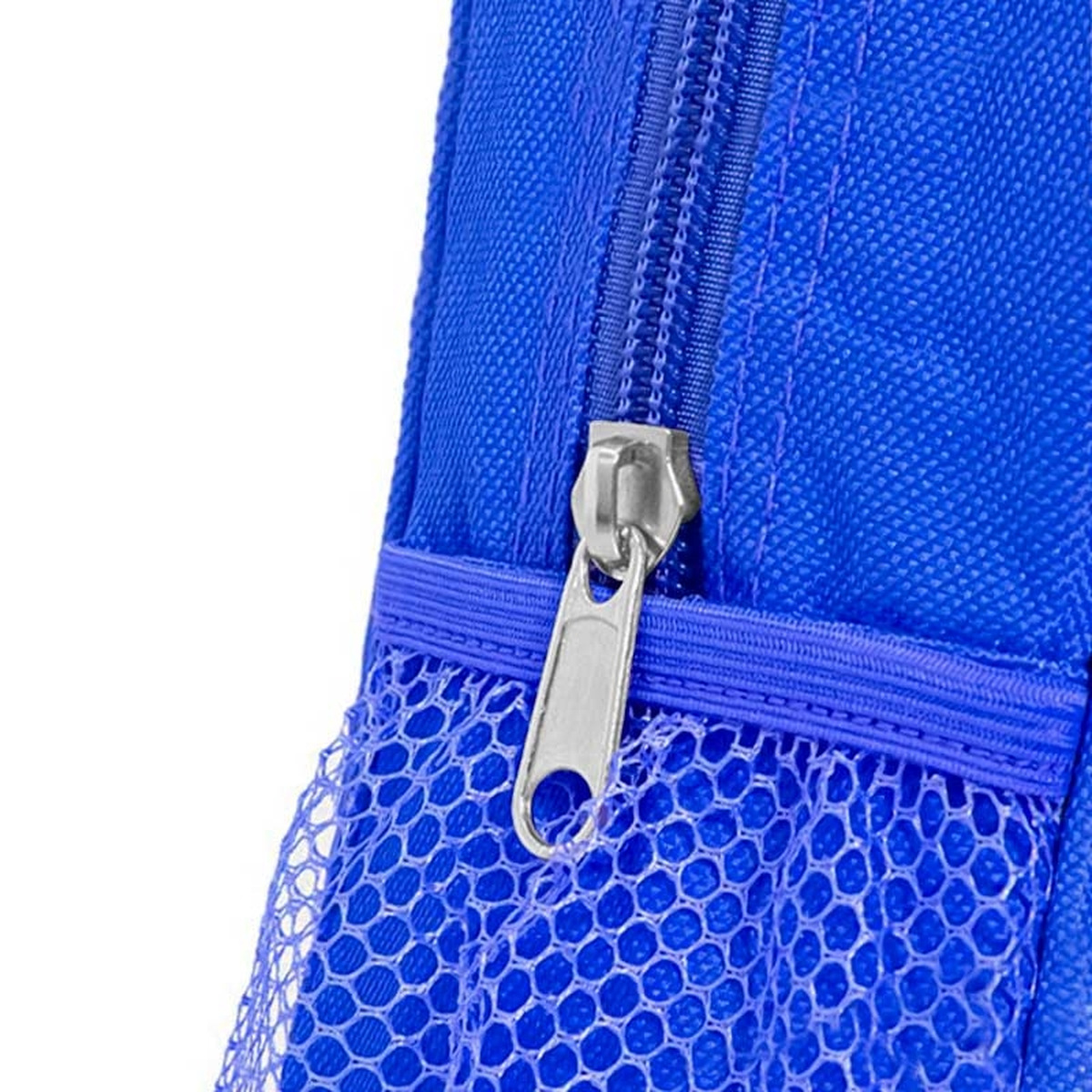 Motxilla infantil personalitzada 9 Detalle de la cremallera y del bolsillo lateral de rejilla de la mochila infantil