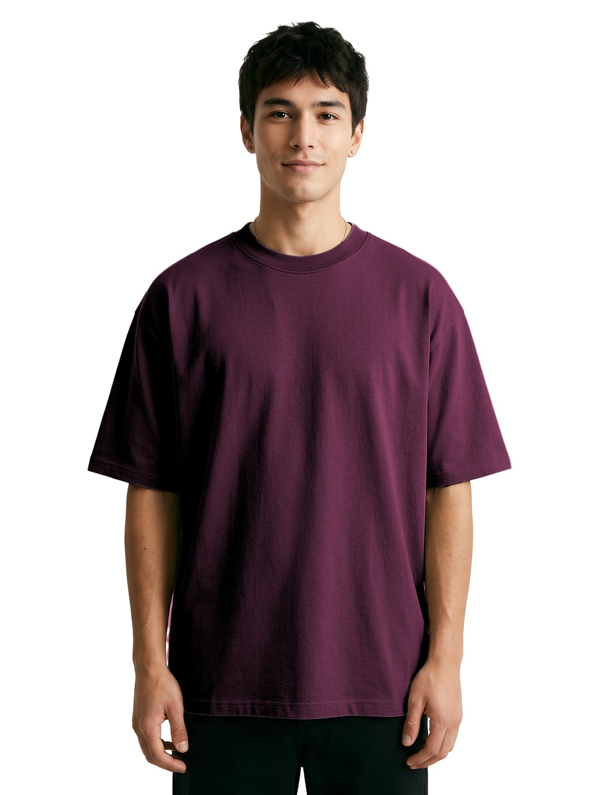 Samarreta oversize personalitzada 26 Camiseta oversize personalizada unisex en color berenjena, vista frontal con modelo