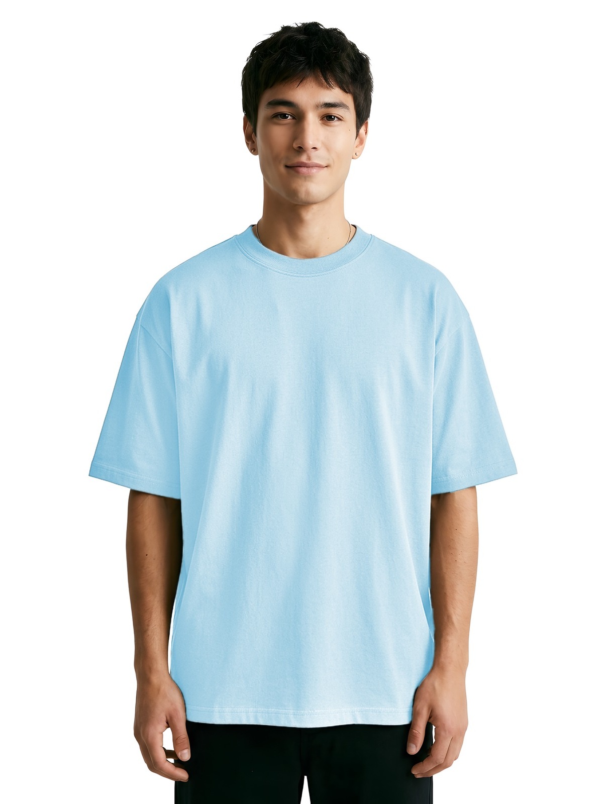 Samarreta oversize personalitzada 11 Camiseta oversize personalizada unisex en color celeste, vista frontal con modelo