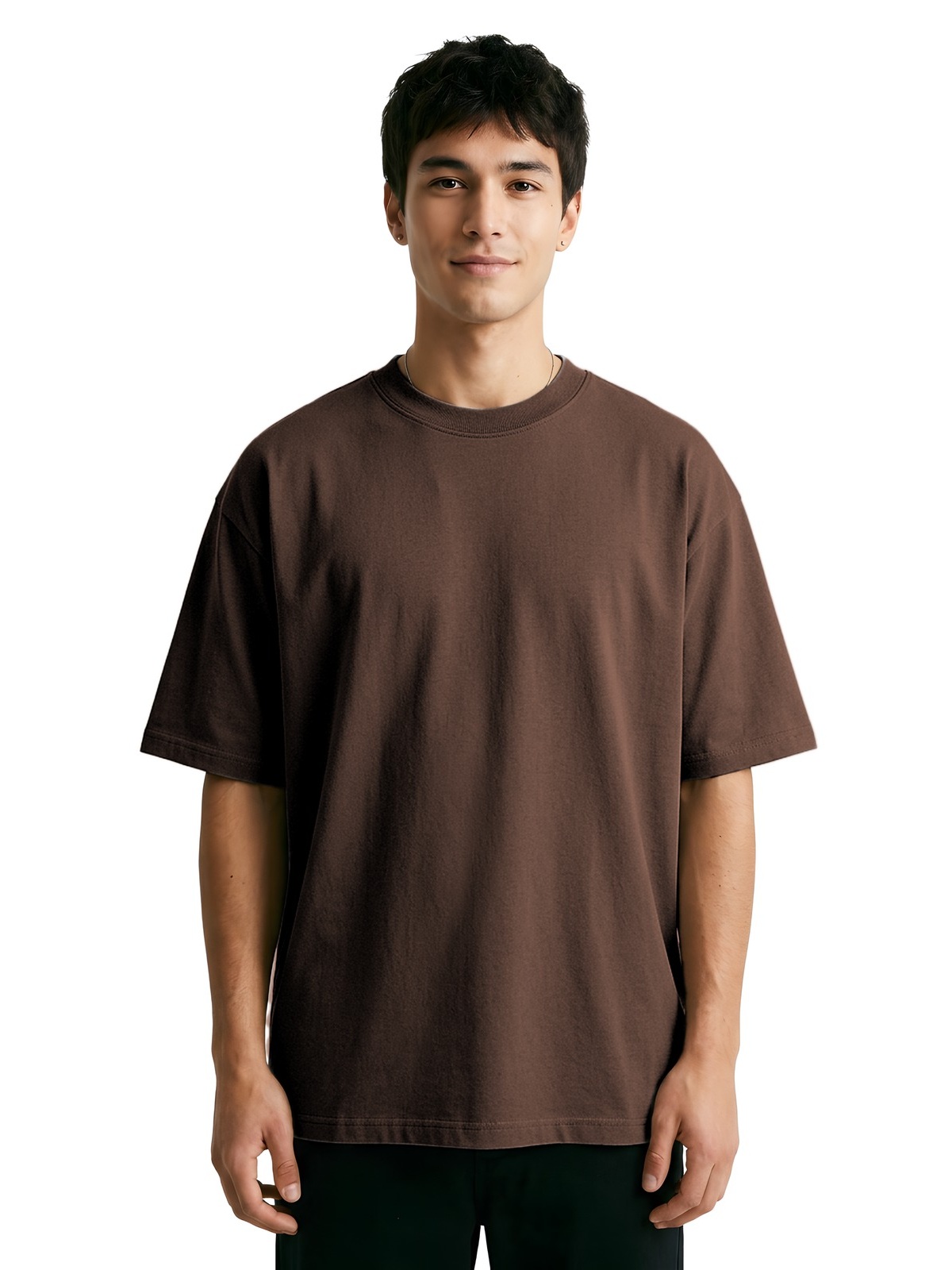 Samarreta oversize personalitzada 23 Camiseta oversize personalizada unisex en color chocolate, vista frontal con modelo