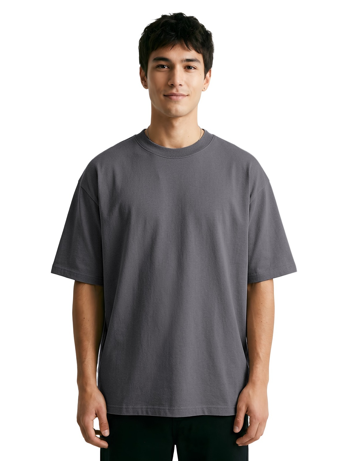 Samarreta oversize personalitzada 17 Camiseta oversize personalizada unisex en color grafito, vista frontal con modelo