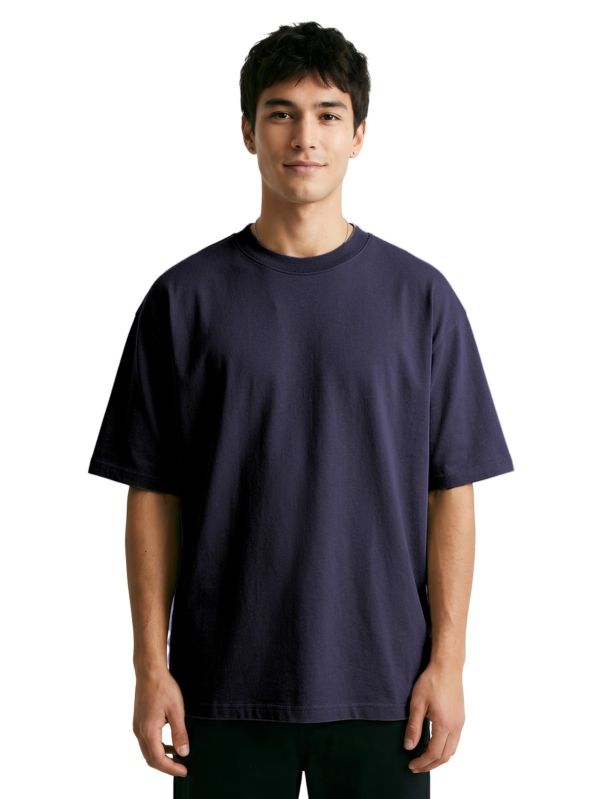 Samarreta oversize personalitzada 29 Camiseta oversize personalizada unisex en color marino, vista frontal con modelo