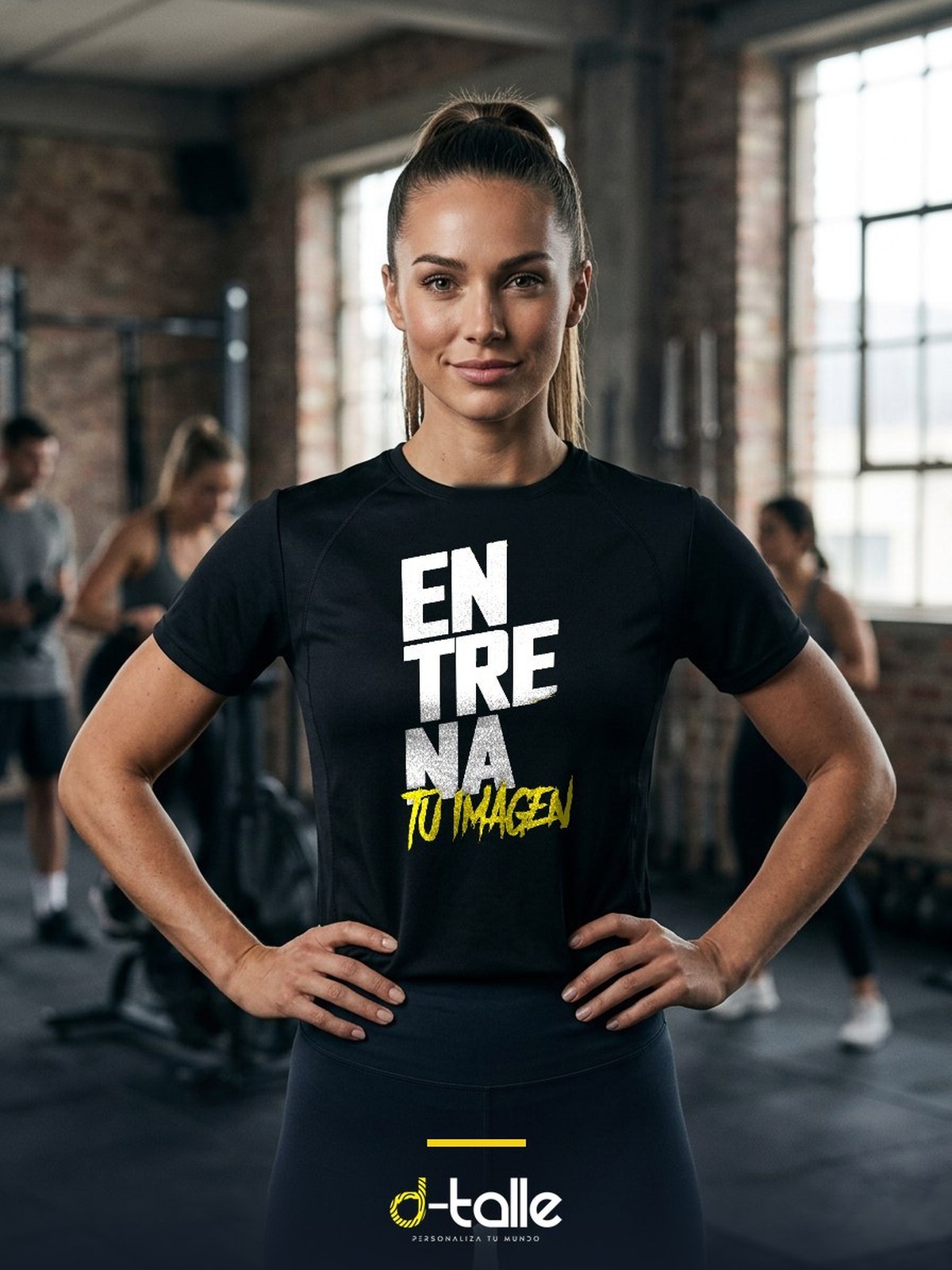 Personalisiertes Funktionsshirt Damen 1 Camiseta técnica deportiva personalizada de mujer d-talle — modelo en gimnasio