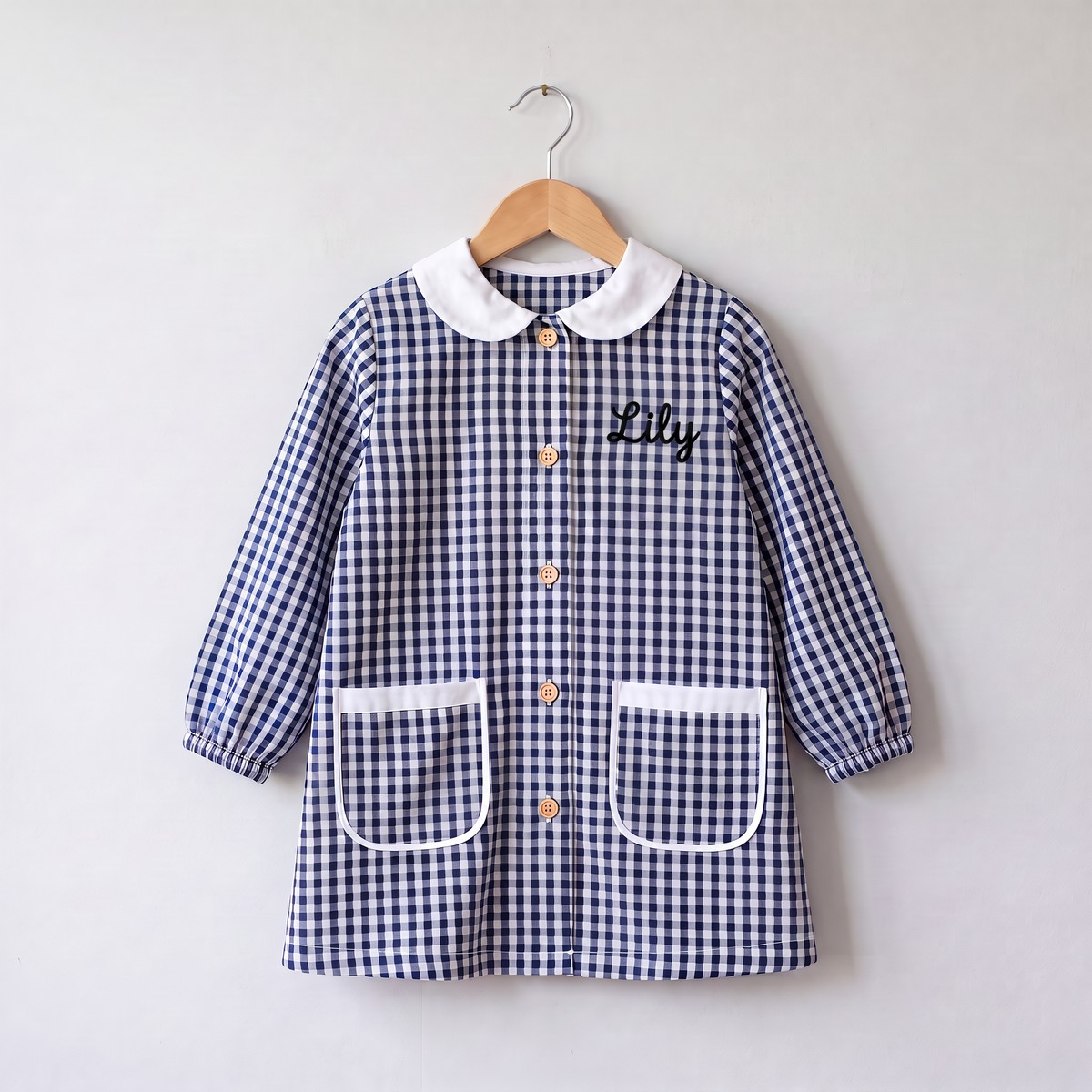 Bordar nombre en ropa 1 Bordar nombre en ropa: bata escolar de cuadros vichy con nombre bordado