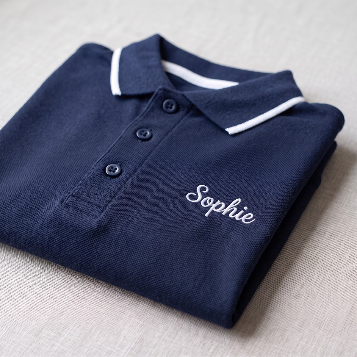 Bordar nombre en ropa 2 Bordar nombre en ropa: polo de uniforme escolar con nombre bordado