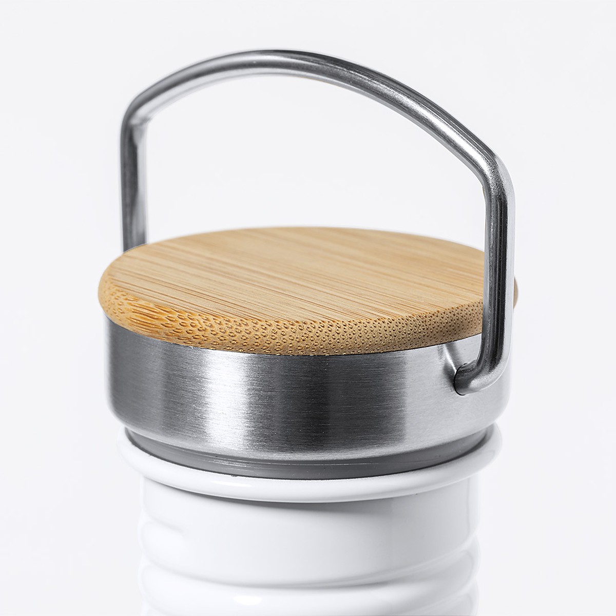 Personalisierte Edelstahl-Trinkflasche mit Bambusdeckel 700 ml 4 Detalle del tapón de bambú y el asa metálica de la botella de acero inoxidable personalizada 700 ml